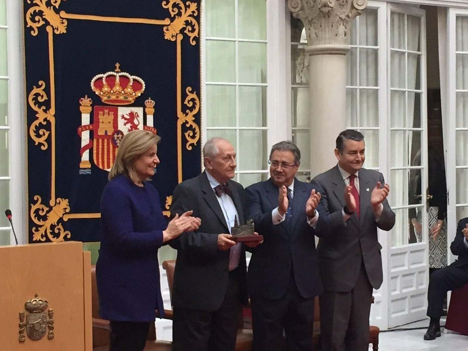 'Chencho' Arias recoge su premio en Sevilla.