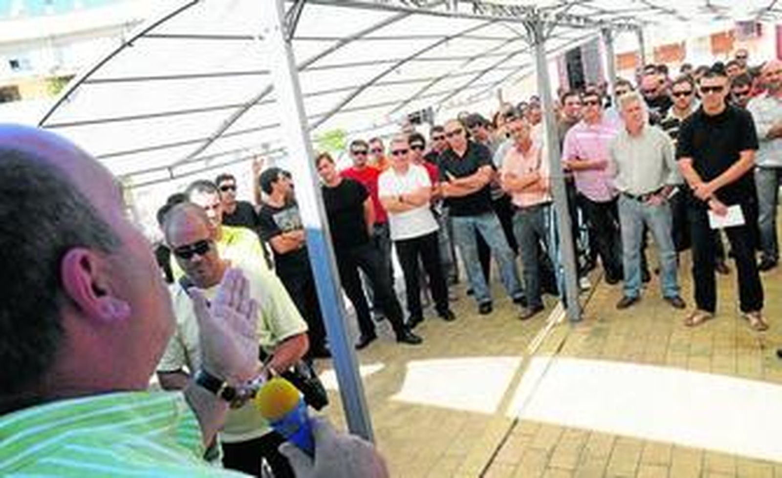 El secretario del Sppme, Manuel Bustelo, informa a sus afiliados durante la asamblea de ayer.