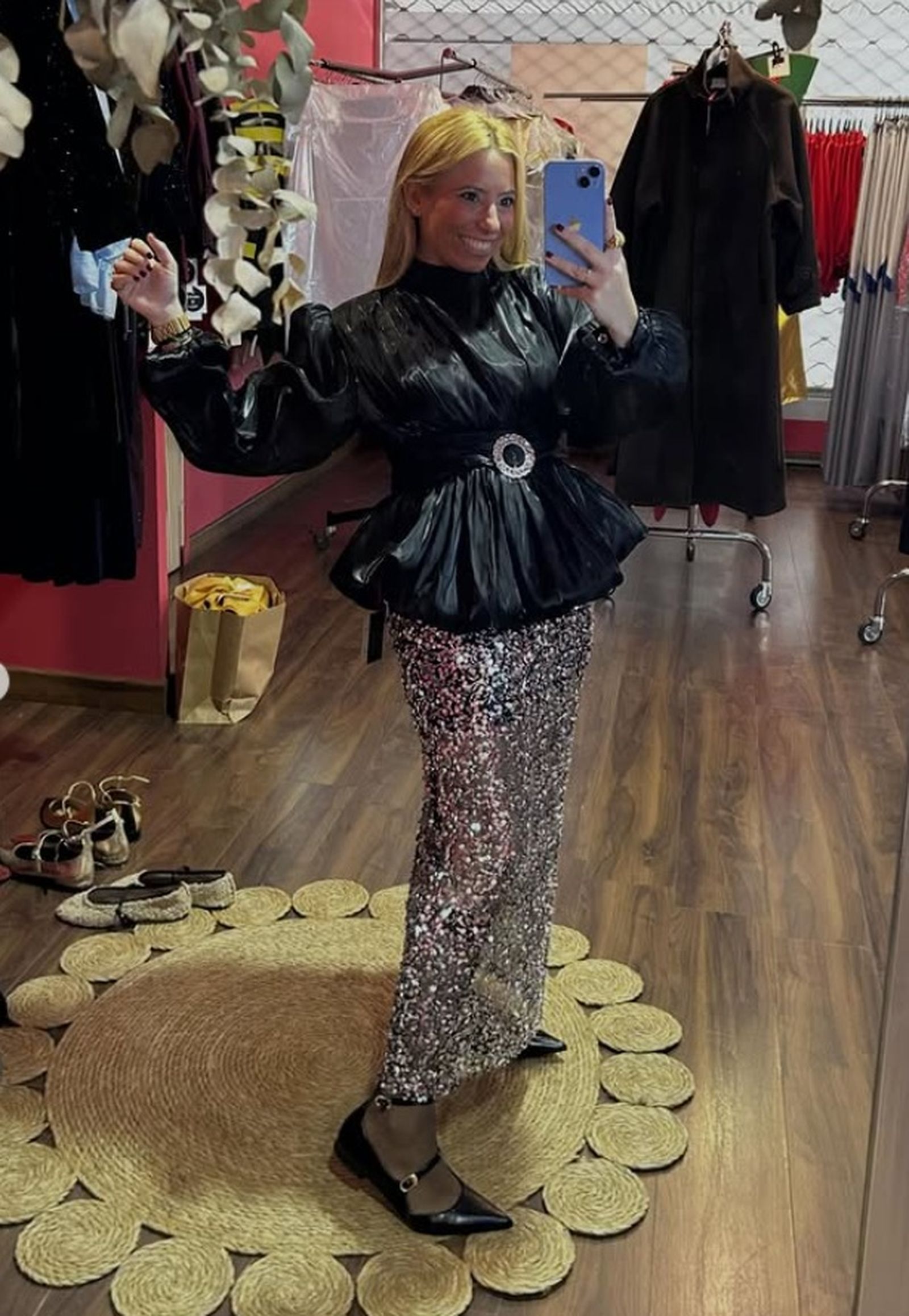 Look de Navidad con falda d lentejuelas y blusa en peplum.