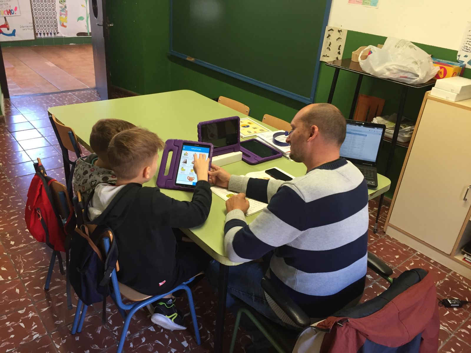 Josué Morata, profesor de ATAL, con dos hermanos ucranianos recién llegados.