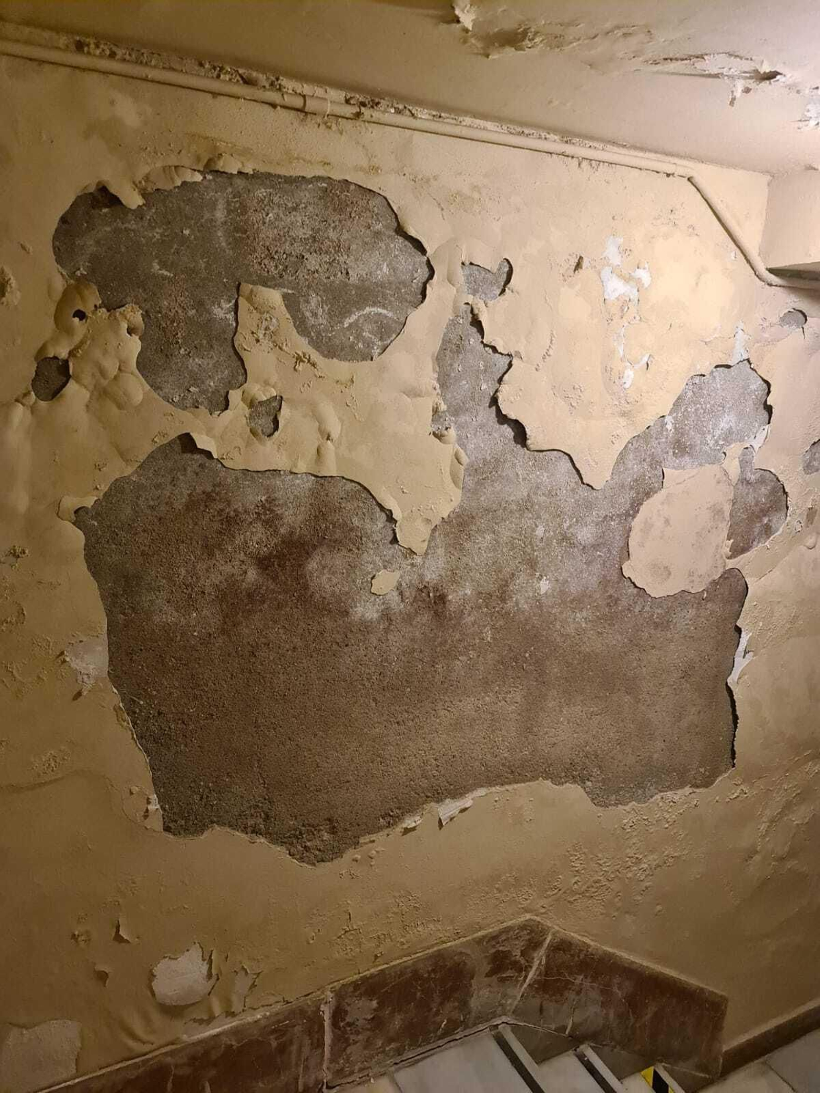 Desconchones en paredes del interior del Teatro Lope de Vega.