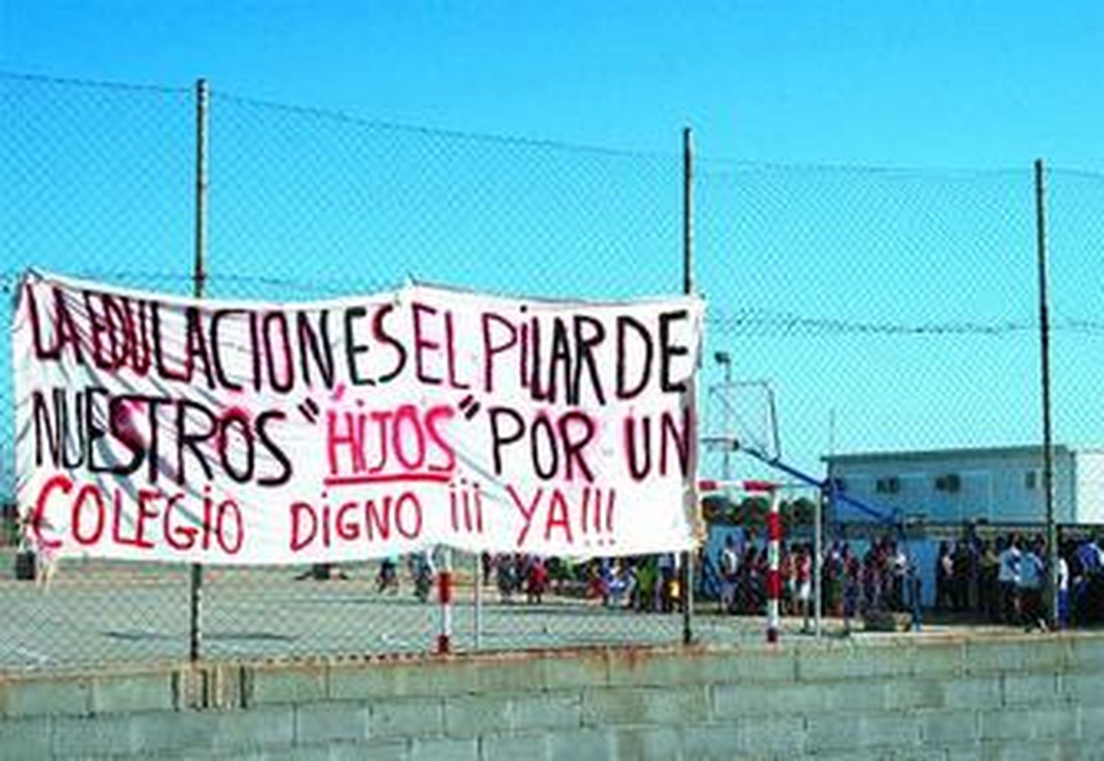 Pancarta colocada ayer en el colegio de El Palmar.