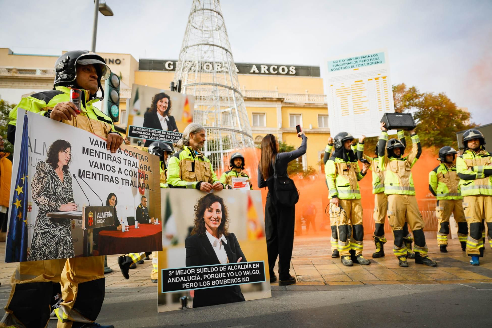 Imágenes de la manifestación de bomberos en Almería