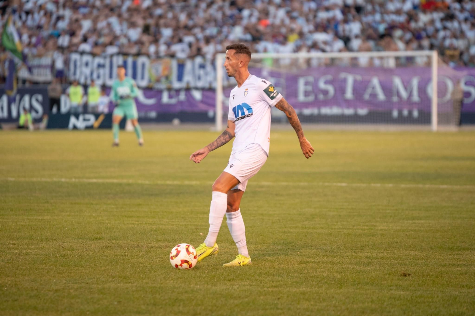Juan Cámara conduce el balón en el partido de vuelta ante el Atlético Central.