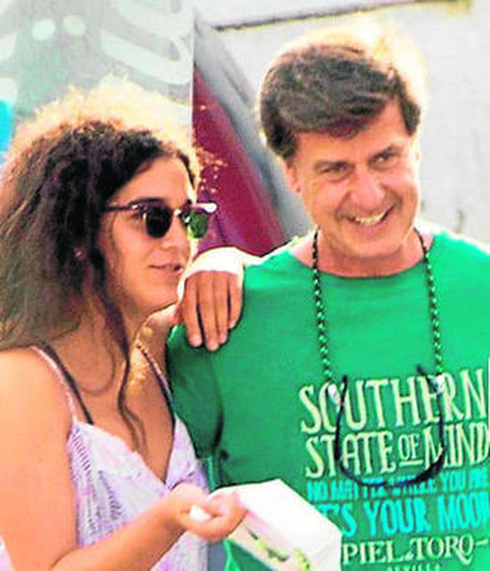 El jinete y su nueva pareja disfrutan de un día de playa.