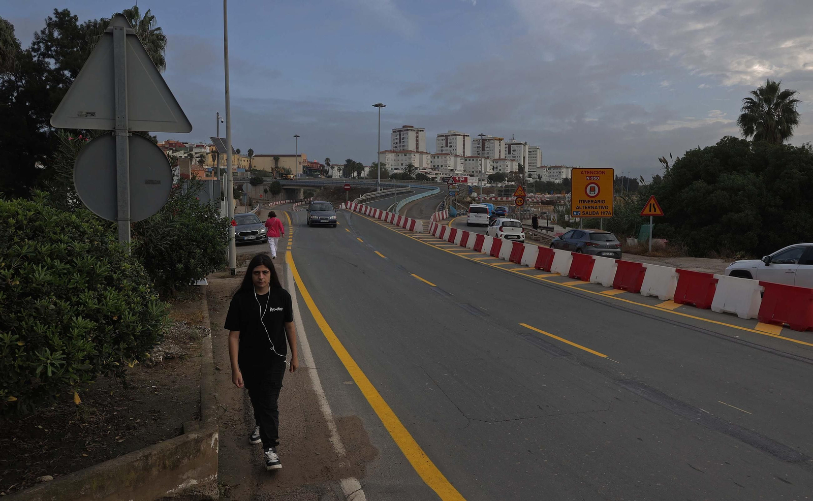 El inicio del derribo del puente de Los Pastores de Algeciras, en imágenes