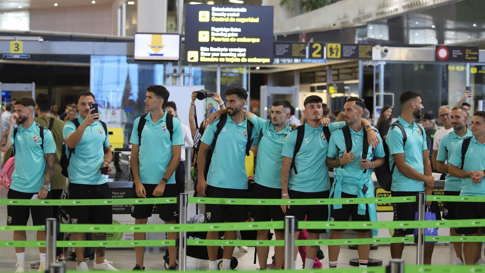 Las fotos de la afición despidiendo al Málaga en el aeropuerto antes de ir a Tarragona