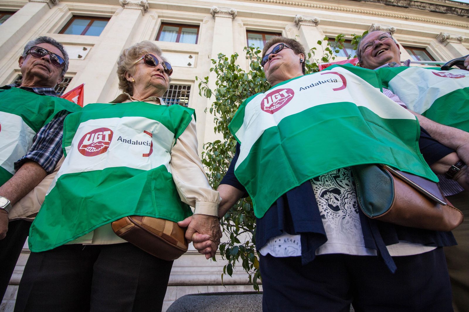 Varios pensionistas rodean el edificio del Banco de España