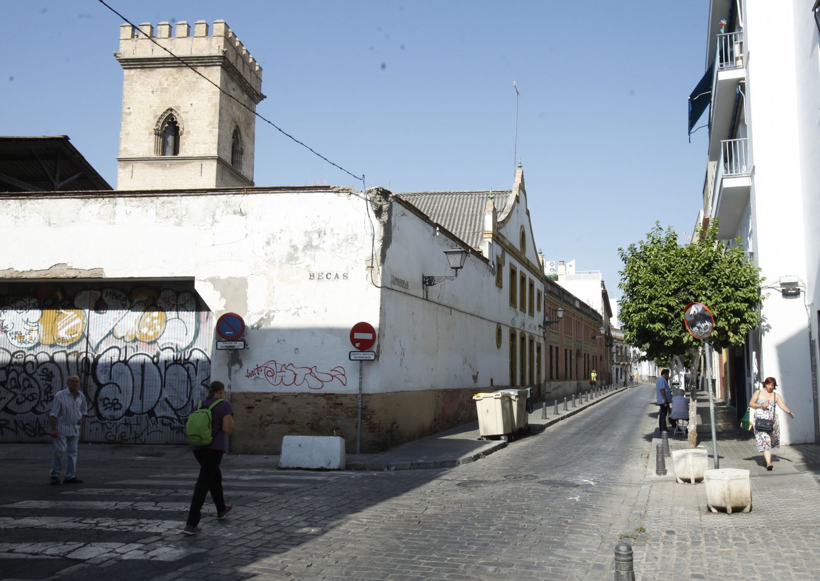 Calla Lumbreras, con la imponente visión de la torre de don Fadrique.
