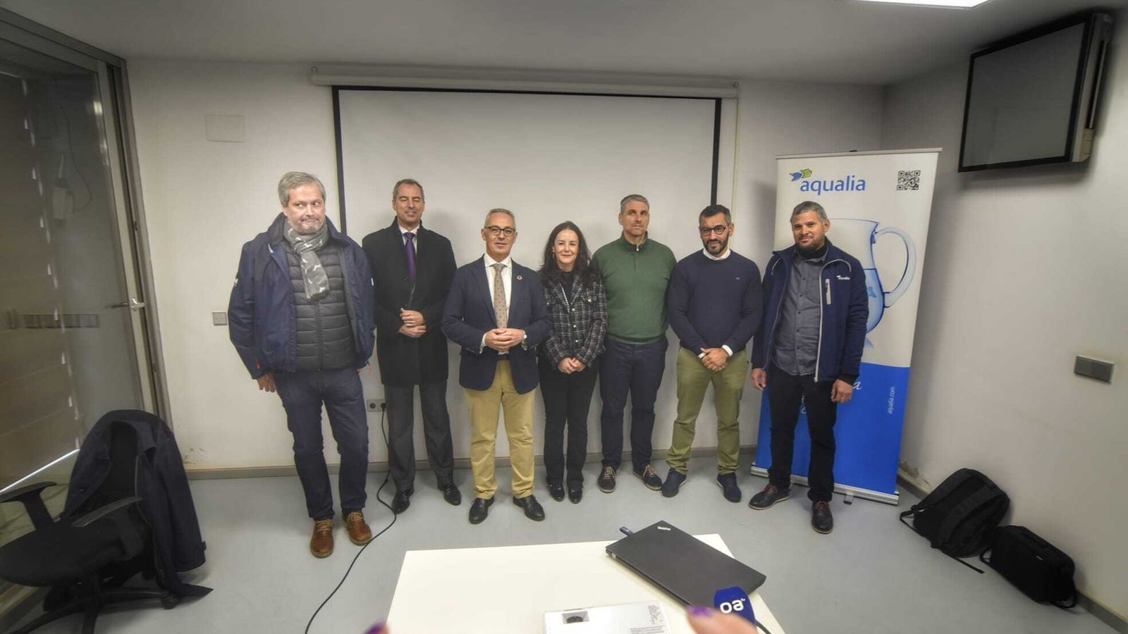 Juan Lozano junto a representantes de Aqualia en su visita a la planta depuradora