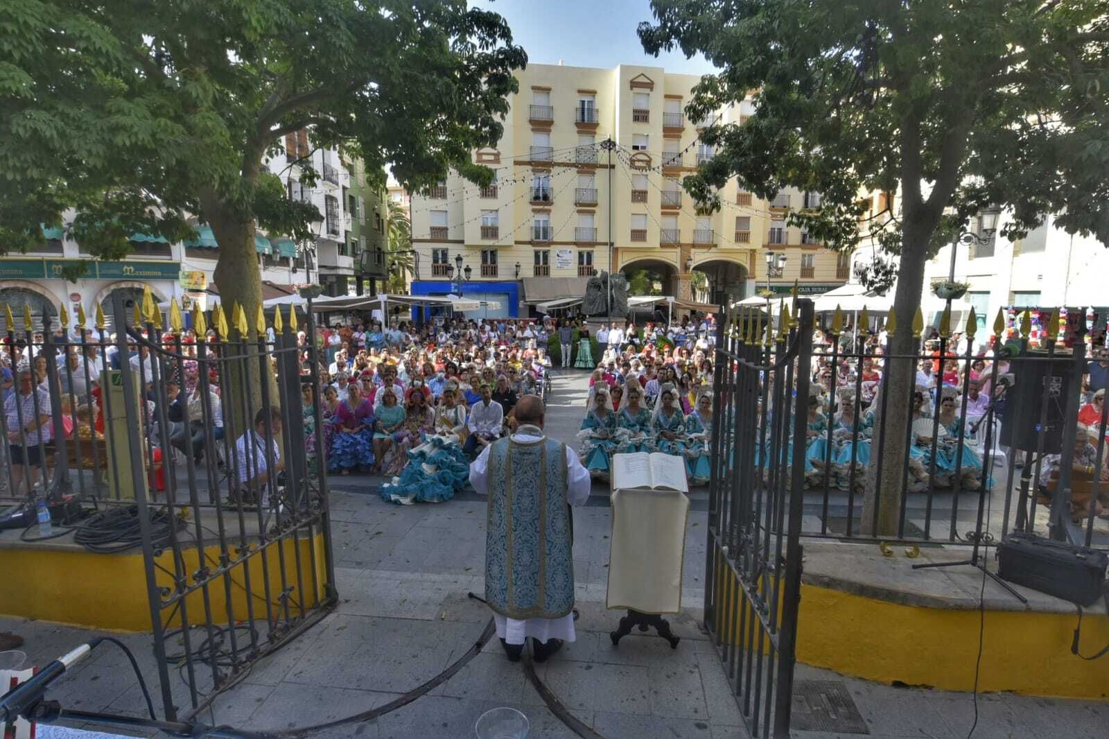 La misa rociera celebrada en la Plaza de la Iglesia.