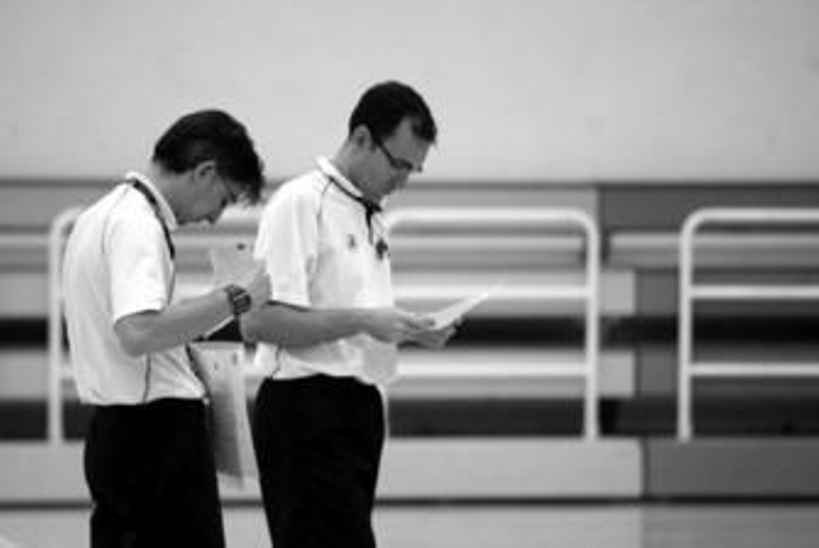 Fernández (izquierda) y López revisan unos papeles durante un entrenamiento.