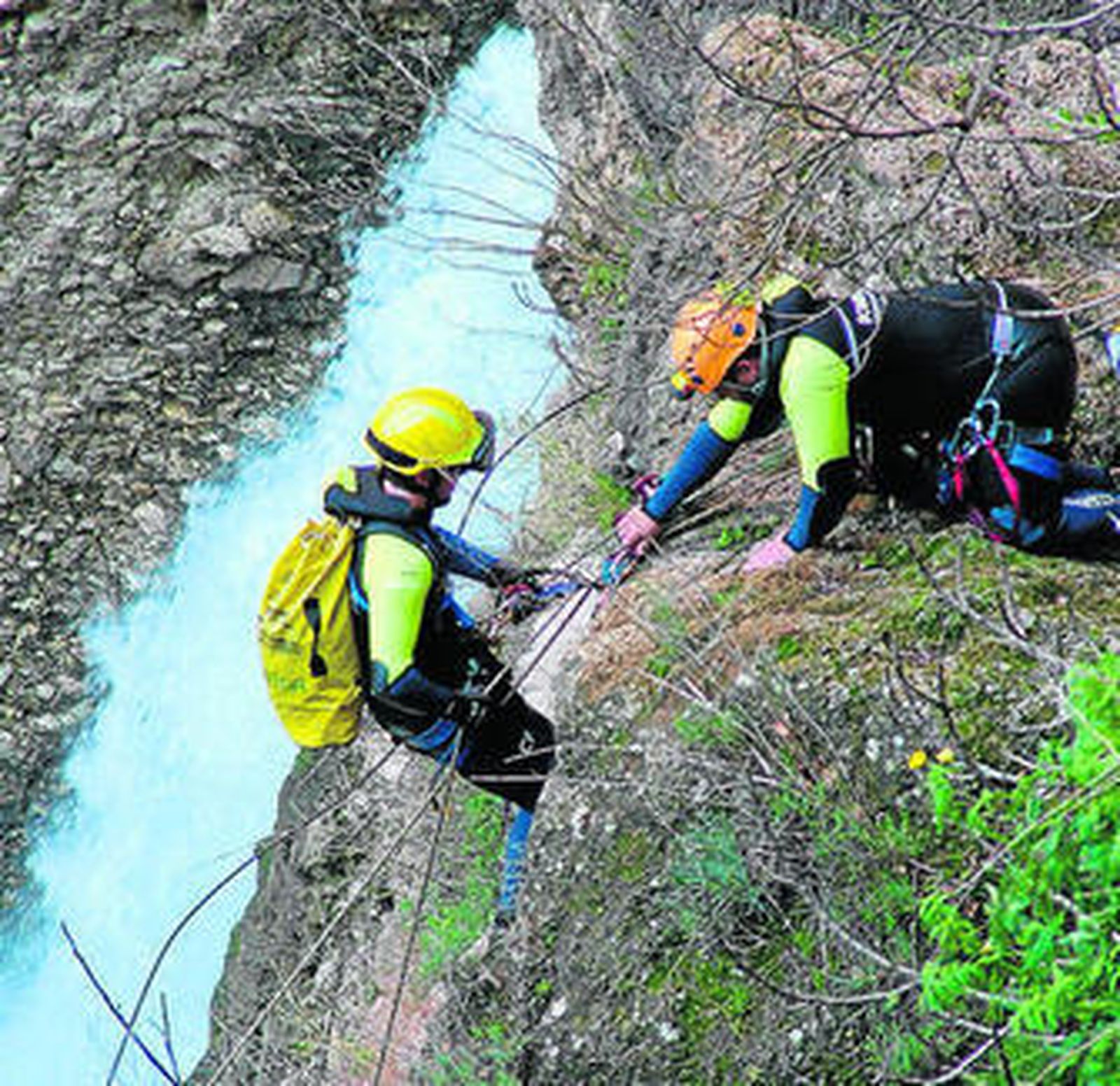 Equipos especiales rastrean el fondo del río.