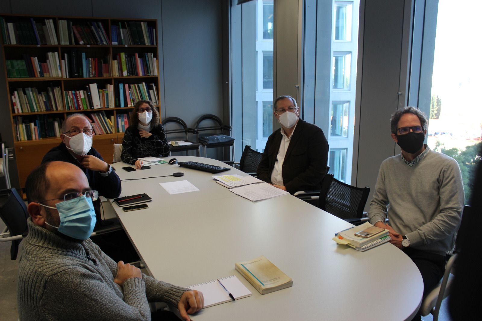 La mesa de reunión para agilizar el PGOU constituida por miembros del Ayuntamiento y de la Junta.