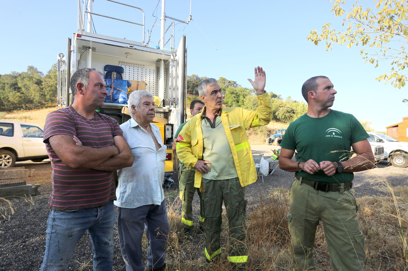 Imágenes del área afectada por el fuego del segundo día en el incendio de Almonaster