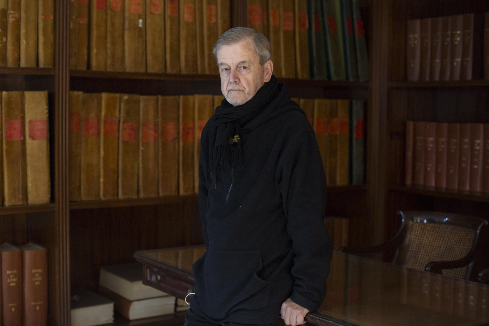 Manuel Ravina en la hemeroteca de Diario de Cádiz para una entrevista que concedió a este periódico en el año 2021.