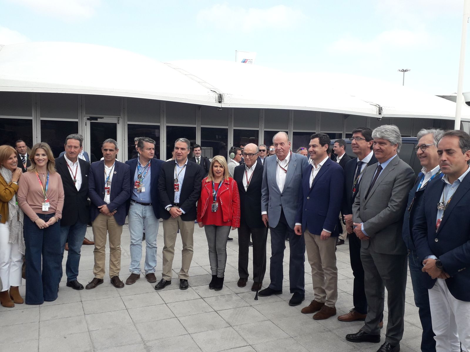 El Rey Juan Carlos junto a Juanma Moreno y Carmelo Ezpeleta, de Dorna.