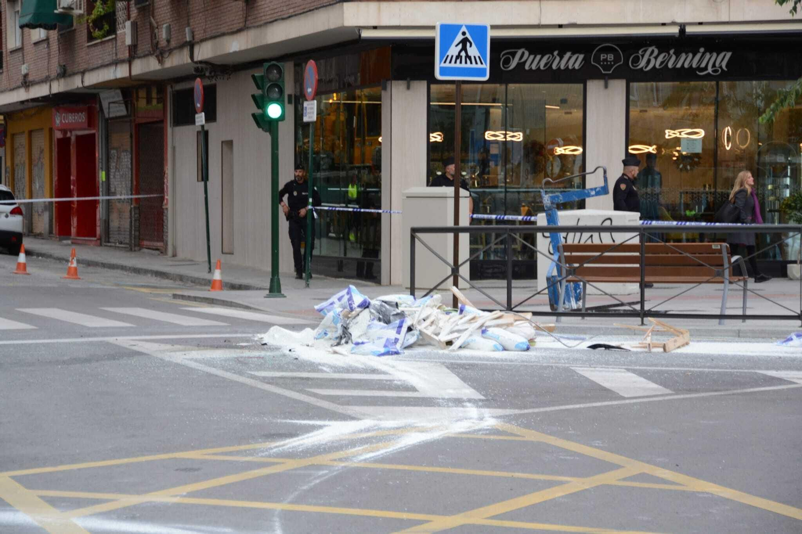 Una mujer resulta ilesa tras caer sobre su vehículo la carga de un camión grúa, en imágenes