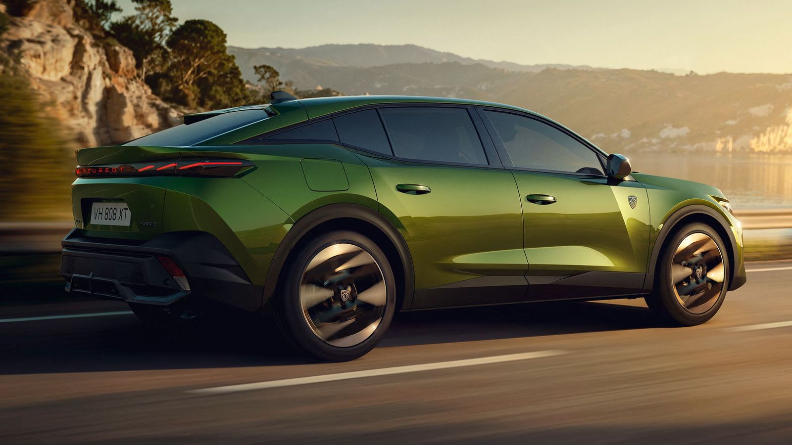 Entre los elementos nuevos de diseño que estrena el 408 está la iluminación del nombre de la marca en la zona posterior, en la línea que une ambos pilotos.