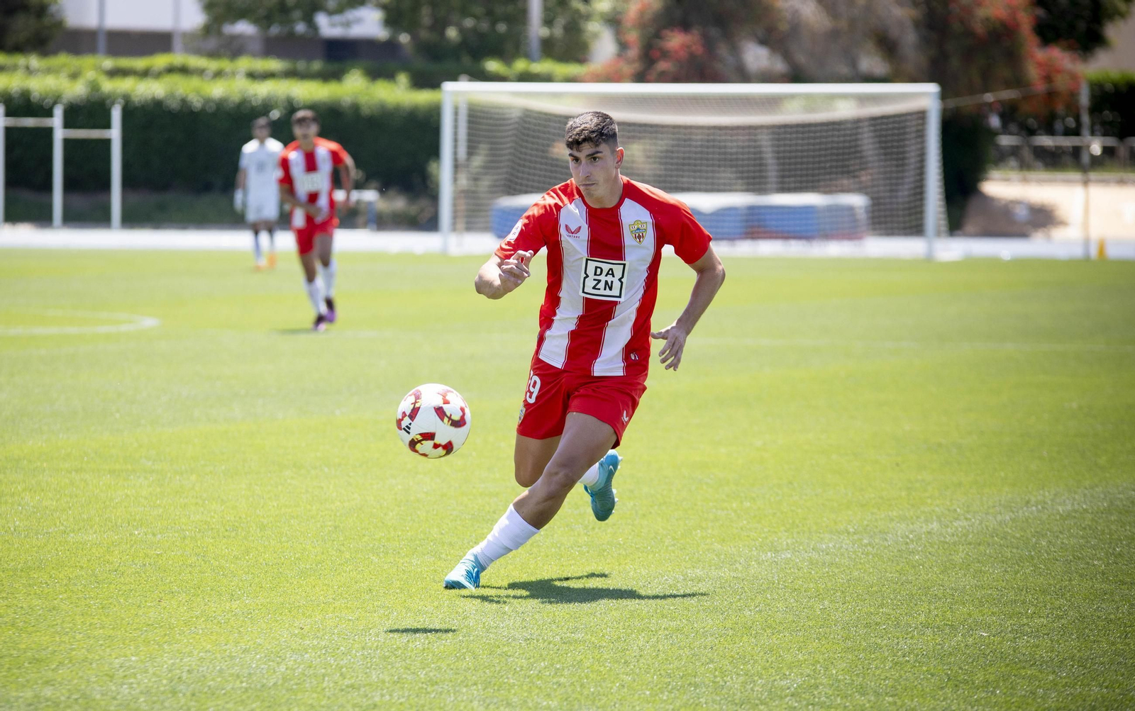 El central René Pérez persigue el balón durante un encuentro de la pasada temporada disputado con el Almería B.