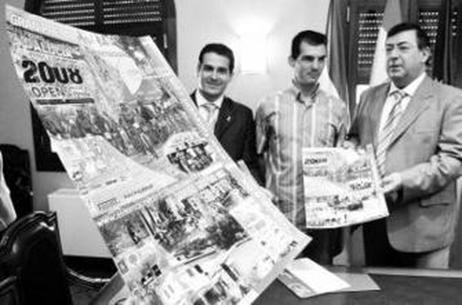 Los organizadores, junto al cartel de la prueba.