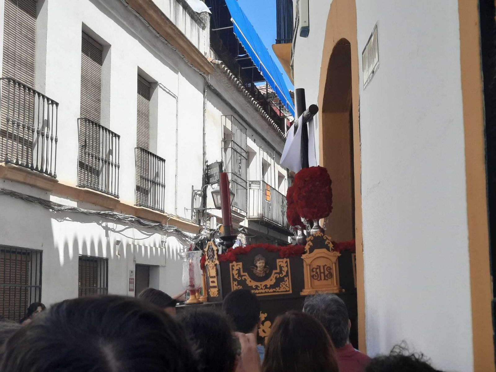 Alcorce pasea por la Judería de Córdoba la tradicional Cruz de Mayo, en imágenes