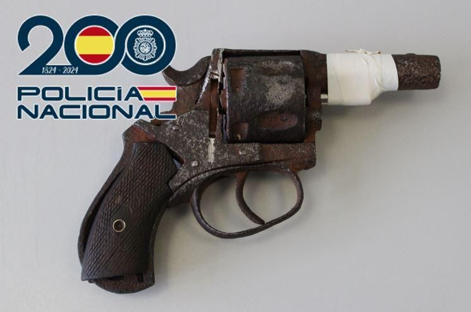 Revólver incautado por los agentes.
