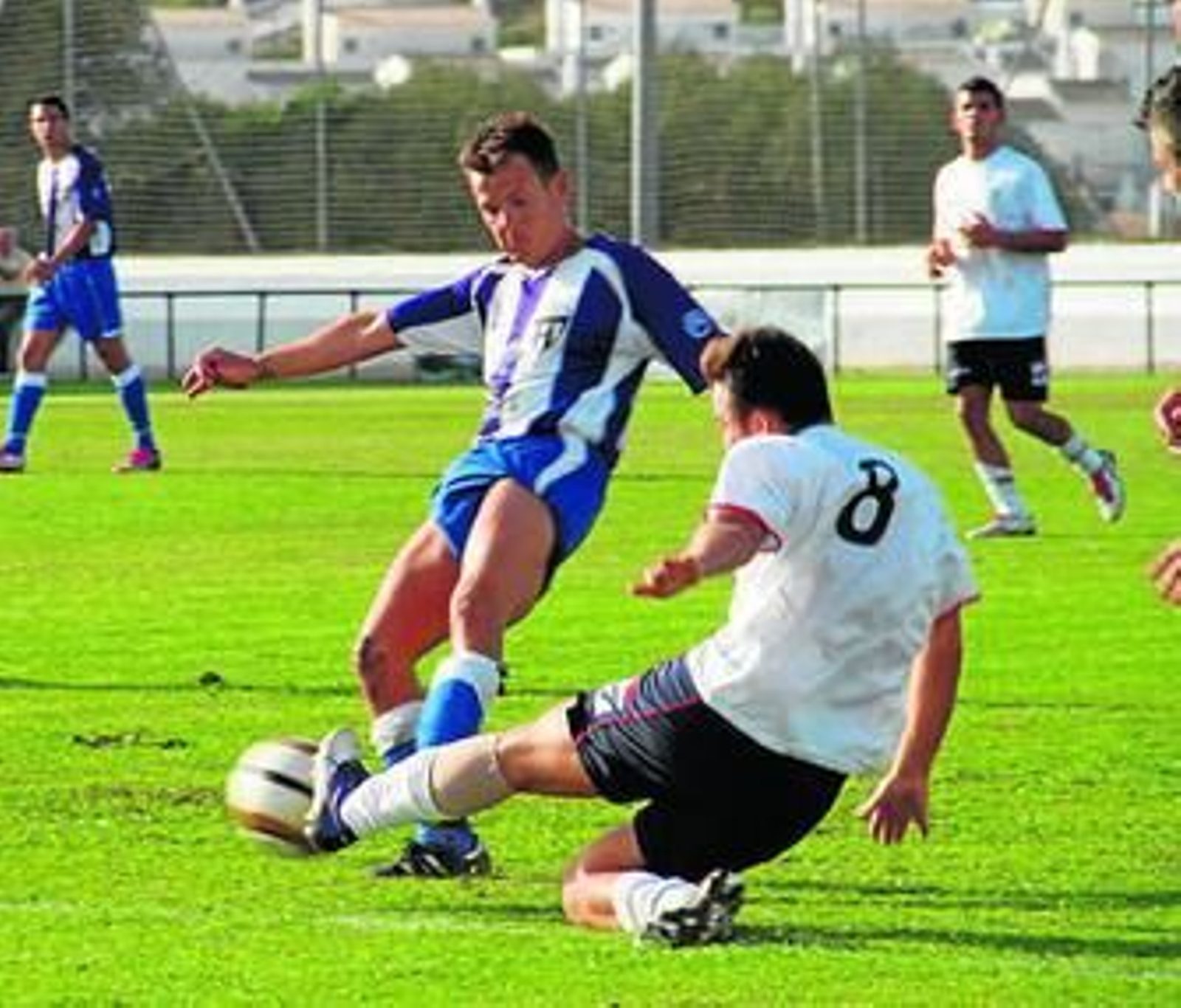 El jugador del Español Juan Jesús remata a portería.