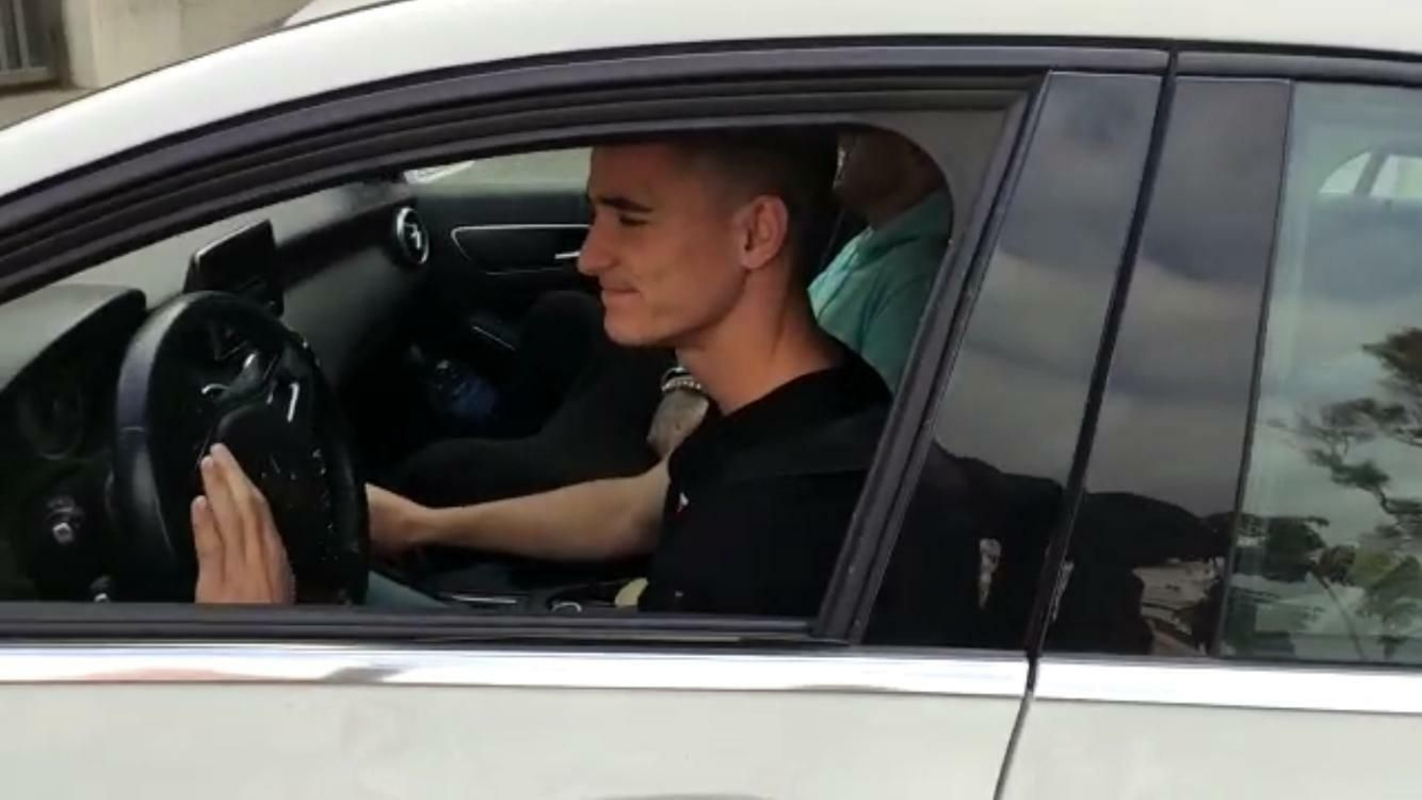 Sergio Buenacasa, en su vehículo antes de entrar a La Rosaleda. Sergio Buenacasa, en su vehículo antes de entrar a La Rosaleda.