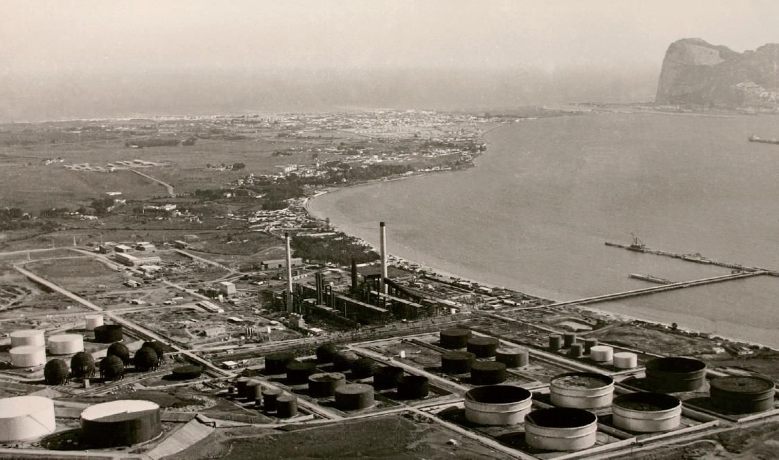 Construcción de la Refinería Gibraltar de Cepsa en el año 1967.