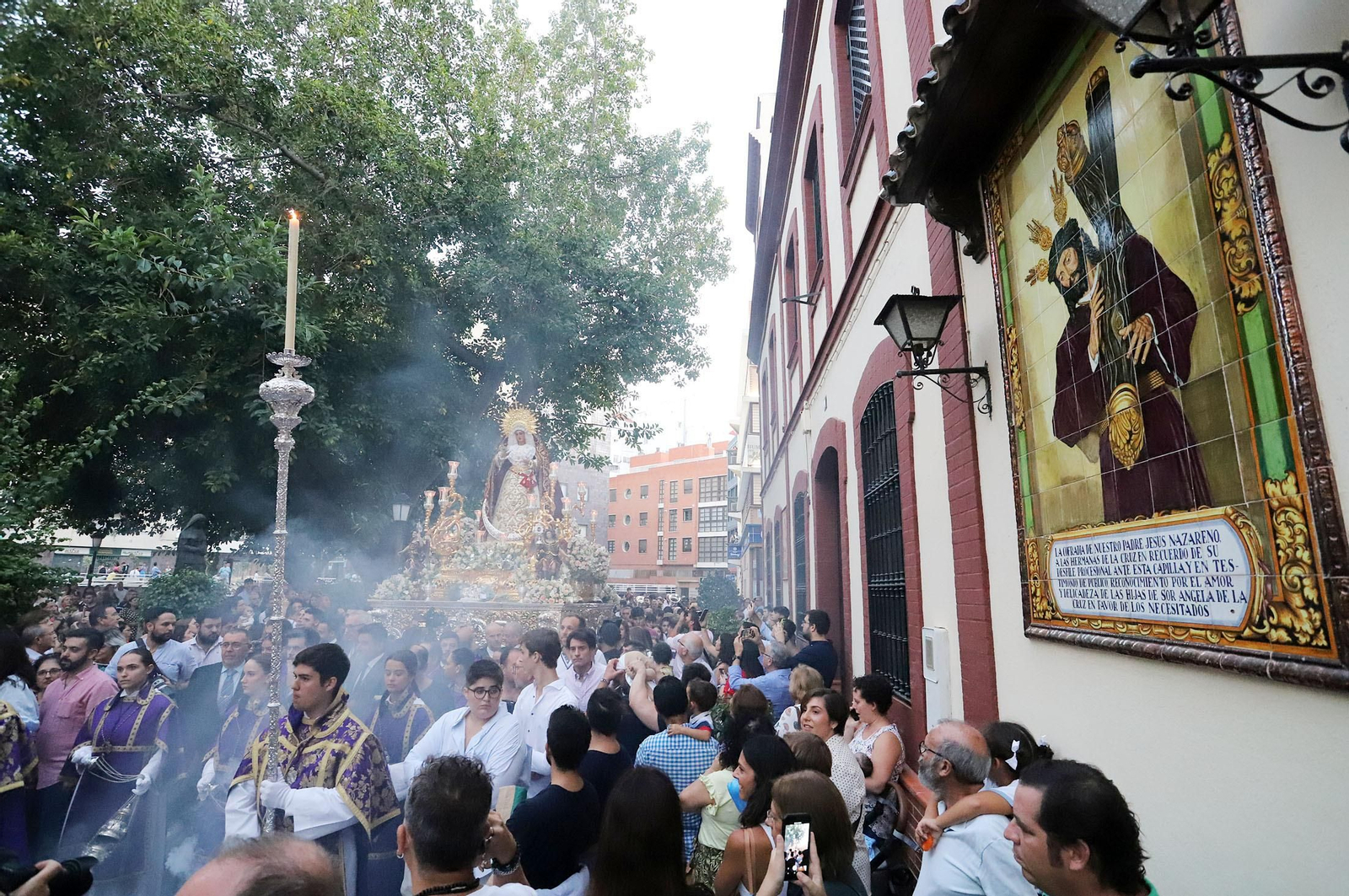 Imágenes de la procesión de la Virgen de la Amargura por las calles de Huelva