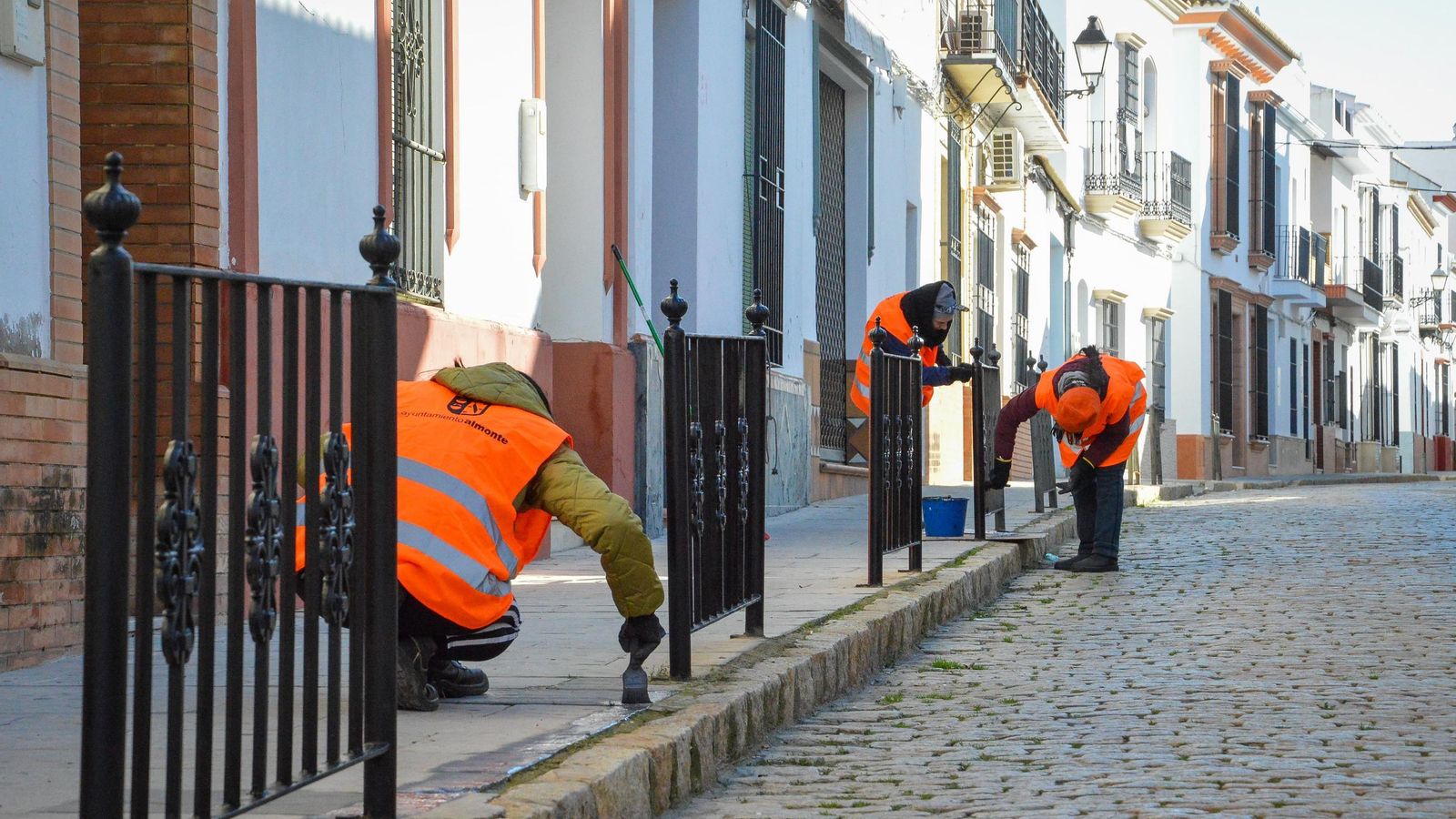 Trabajadores durante las labores de regeneración en el casco urbano de la ciudad.