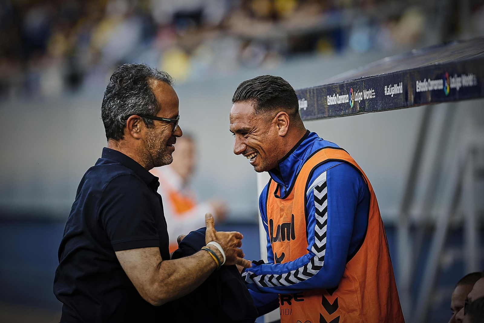 Álvaro Cervera saluda antes del partido a un integrante del Tenerife. Álvaro Cervera saluda antes del partido a un integrante del Tenerife.