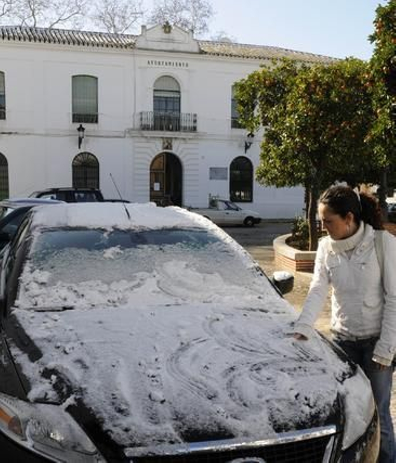 Una joven limpia la nieve acumulada sobre su coche.

Foto: B.Vargas/Juan Carlos Vázquez