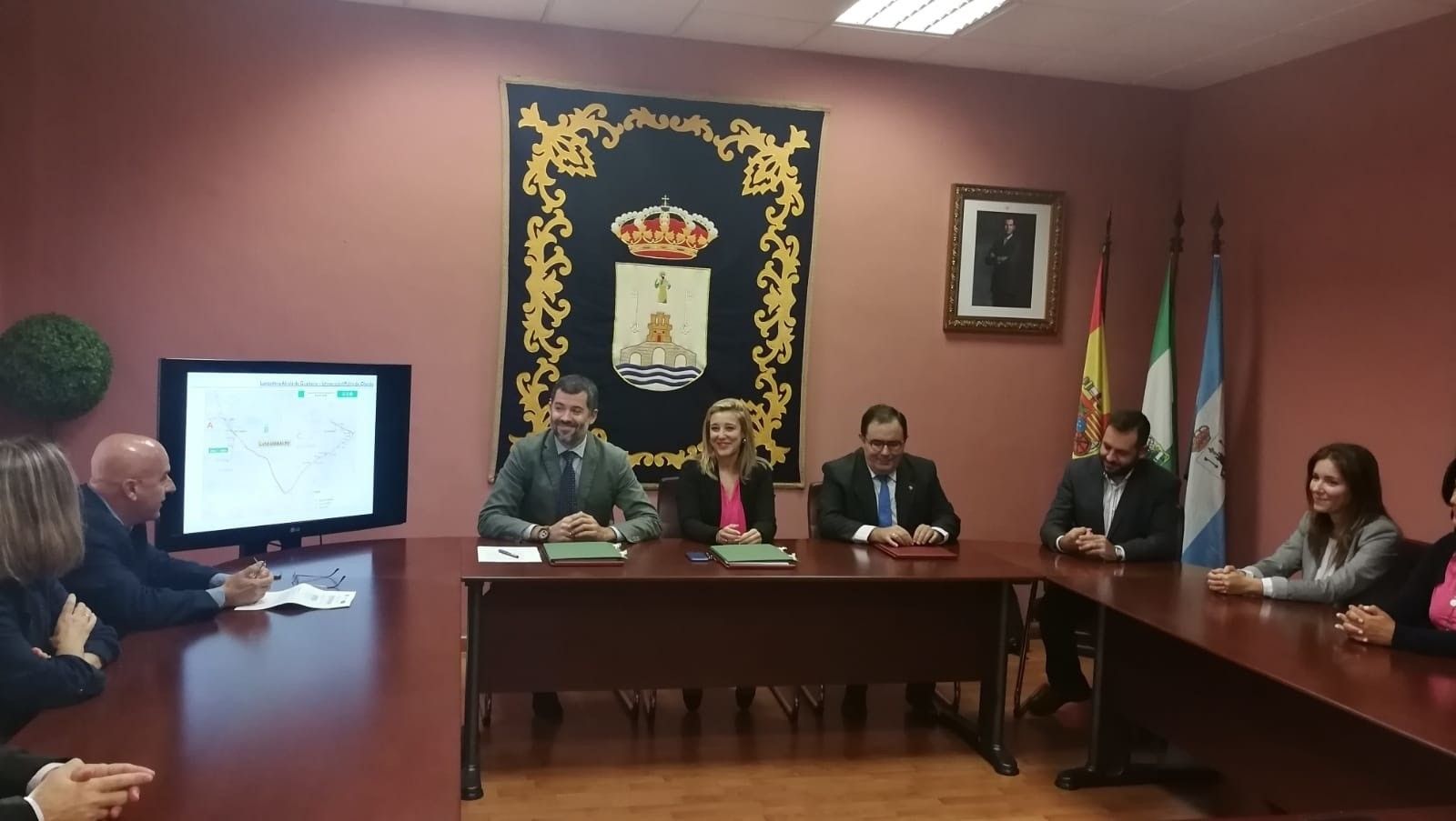 Firma del convenio de la nueva línea de autobuses entre Alcalá y la UPO.