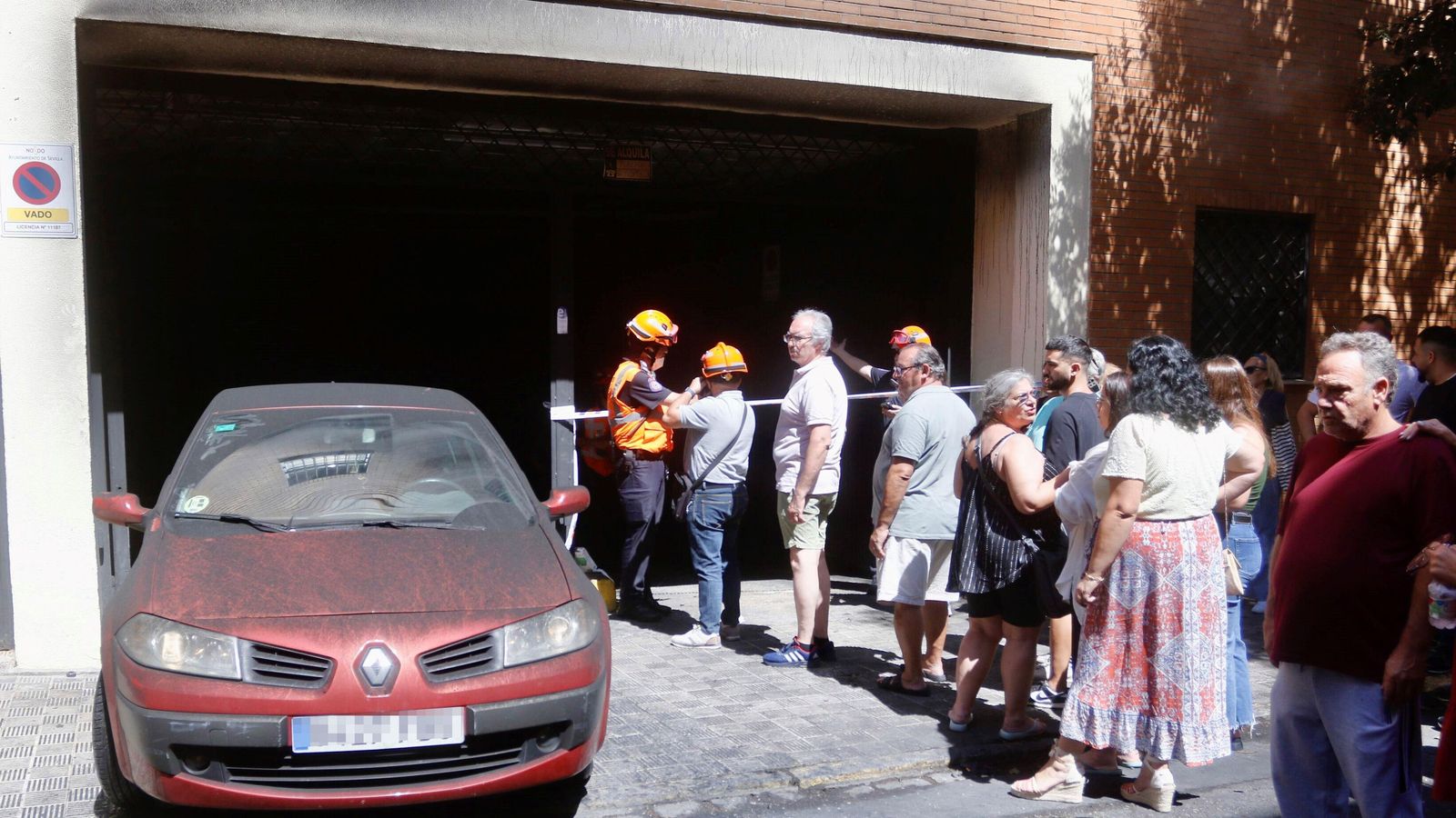 Cola de vecinos para sacar los coches del garaje.