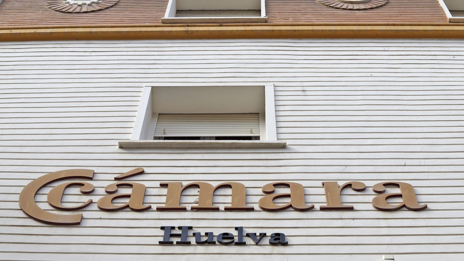 El edificio aún conserva el rótulo de la Cámara y los emblemas de la institución en la fachada.