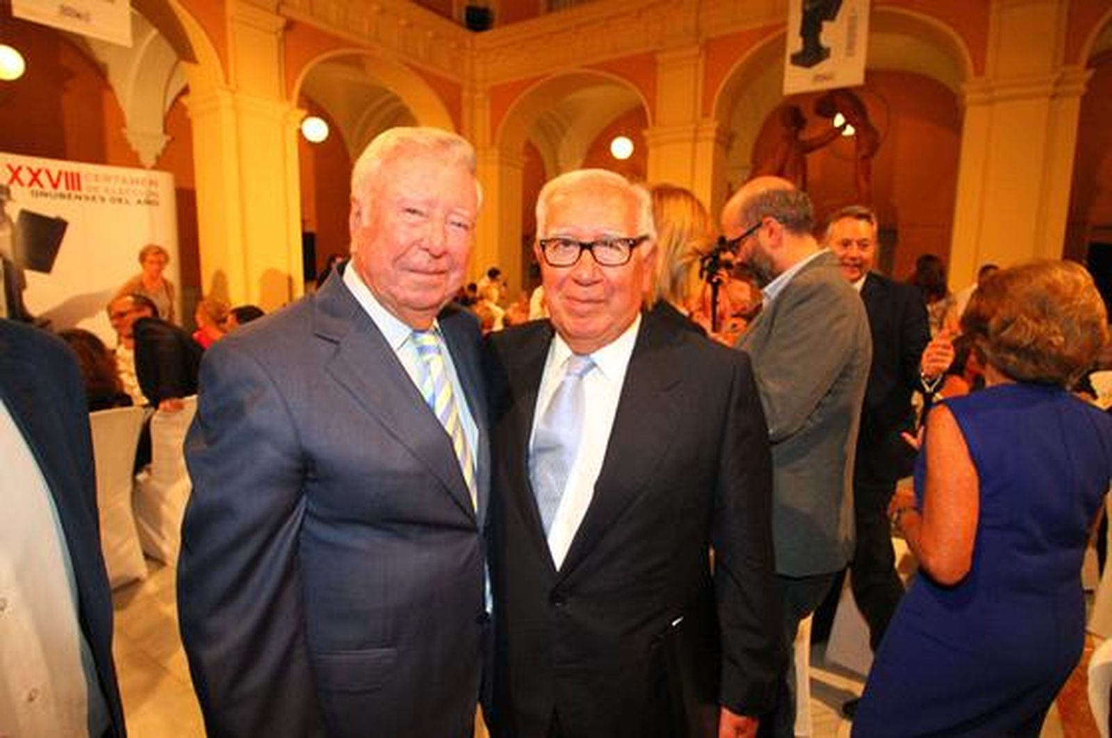 El presidente de la Caja Rural del Sur, José Luis García Palacios, posa con el economista Manuel Lagares, premio especial del jurado.

Foto: Alberto Dominguez / Josue Correa / Canterla