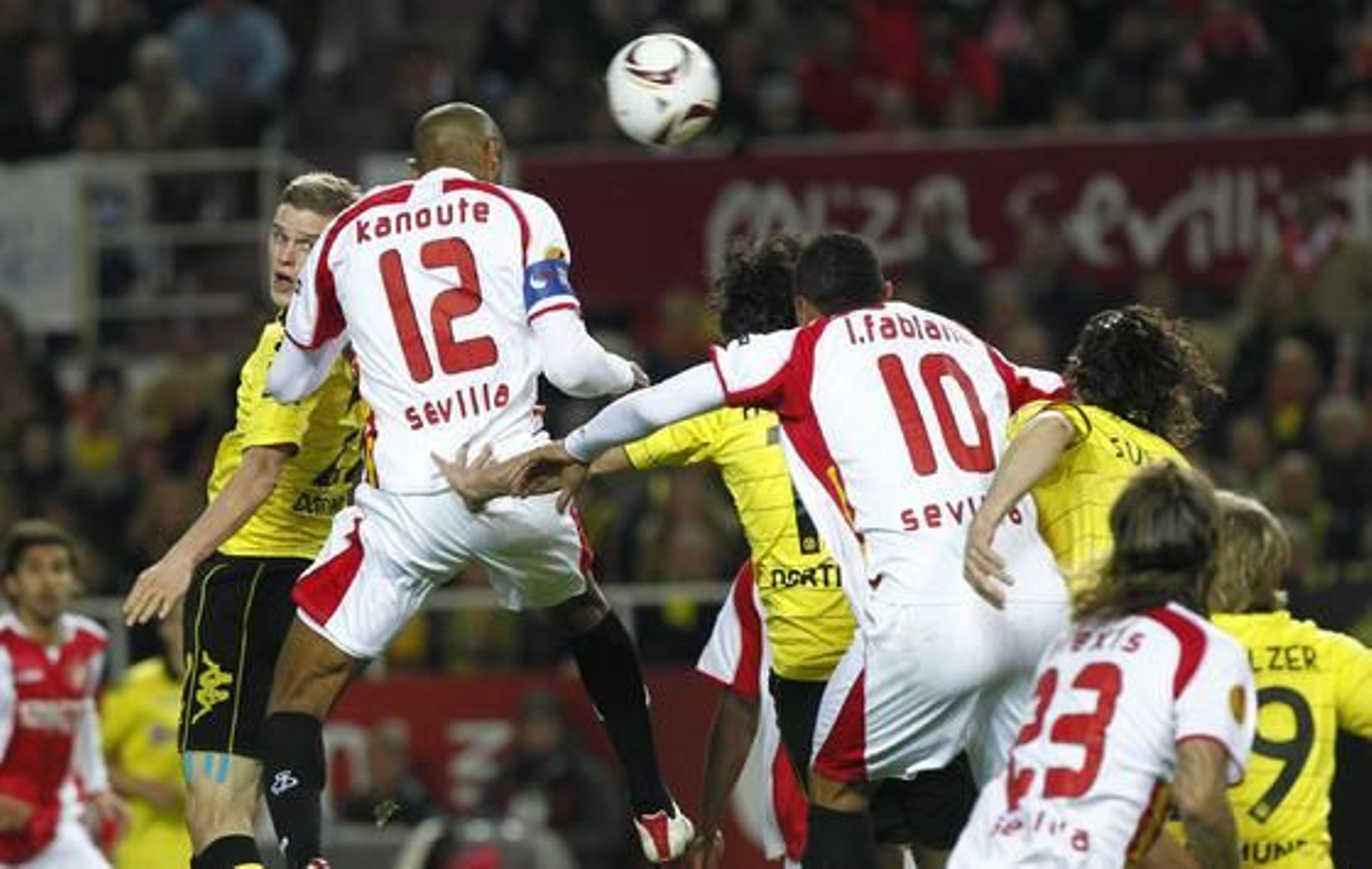 El Sevilla pasa a la siguiente ronda de la Liga Europa tras empatar 2-2 con el Borussia Dortmund. / Antonio Pizarro