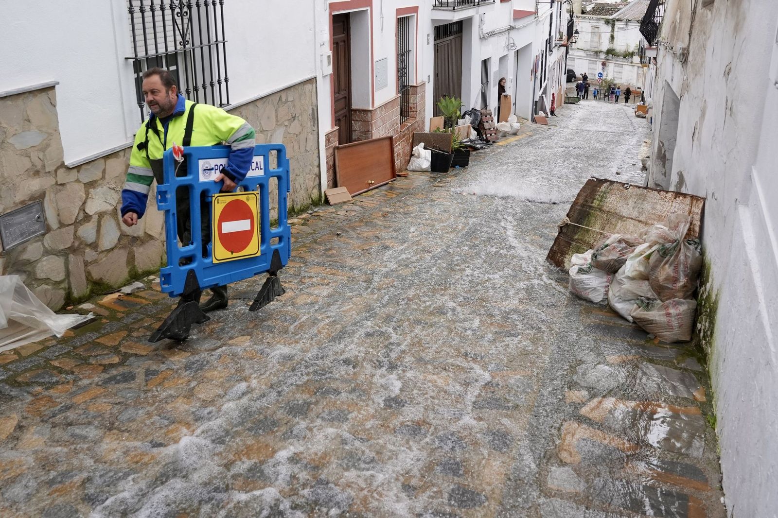 Actualmente, se continúa trabajando en facilitar el acceso a sus viviendas a los ubriqueños afectados.
