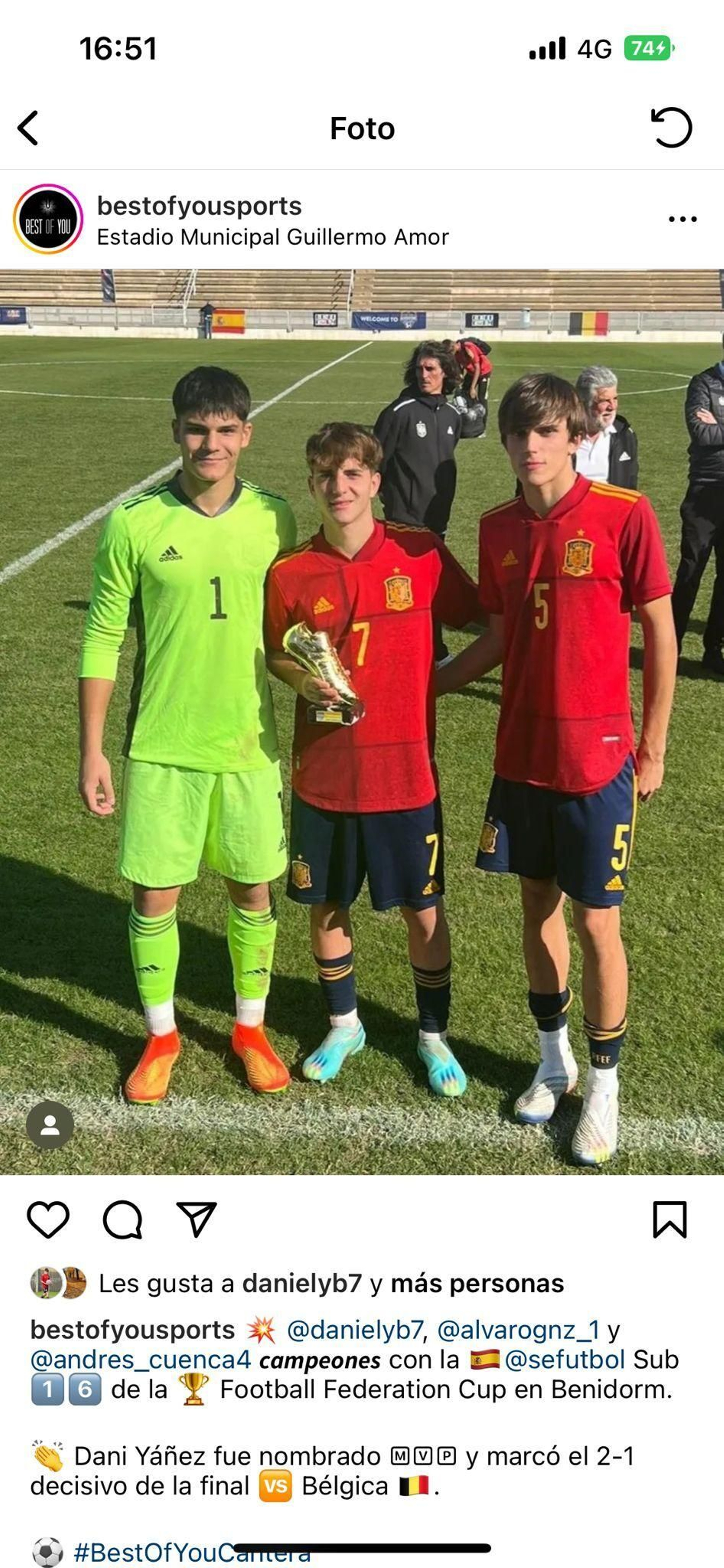Dani Yañez (c), con el trofeo a mejor jugador con la selección sub'16.