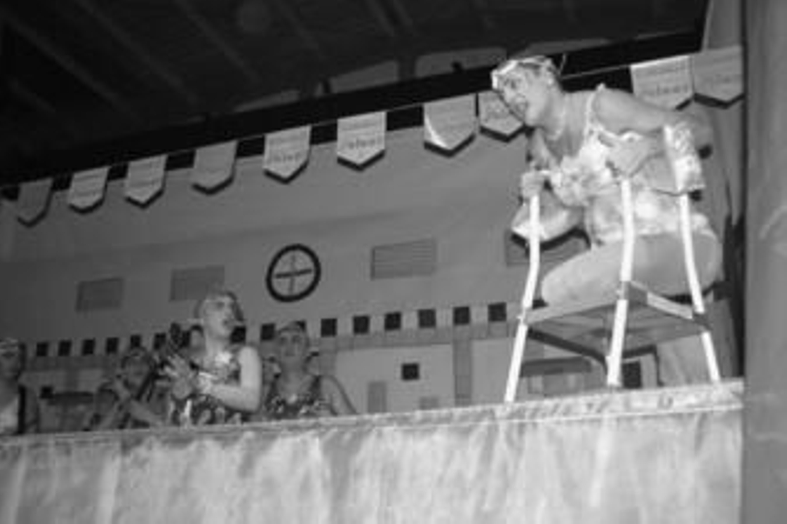 'Las Arrugaítas' durante su actuación en la final del concurso de agrupaciones de Tarifa en el pabellón, que registró un lleno para la ocasión.