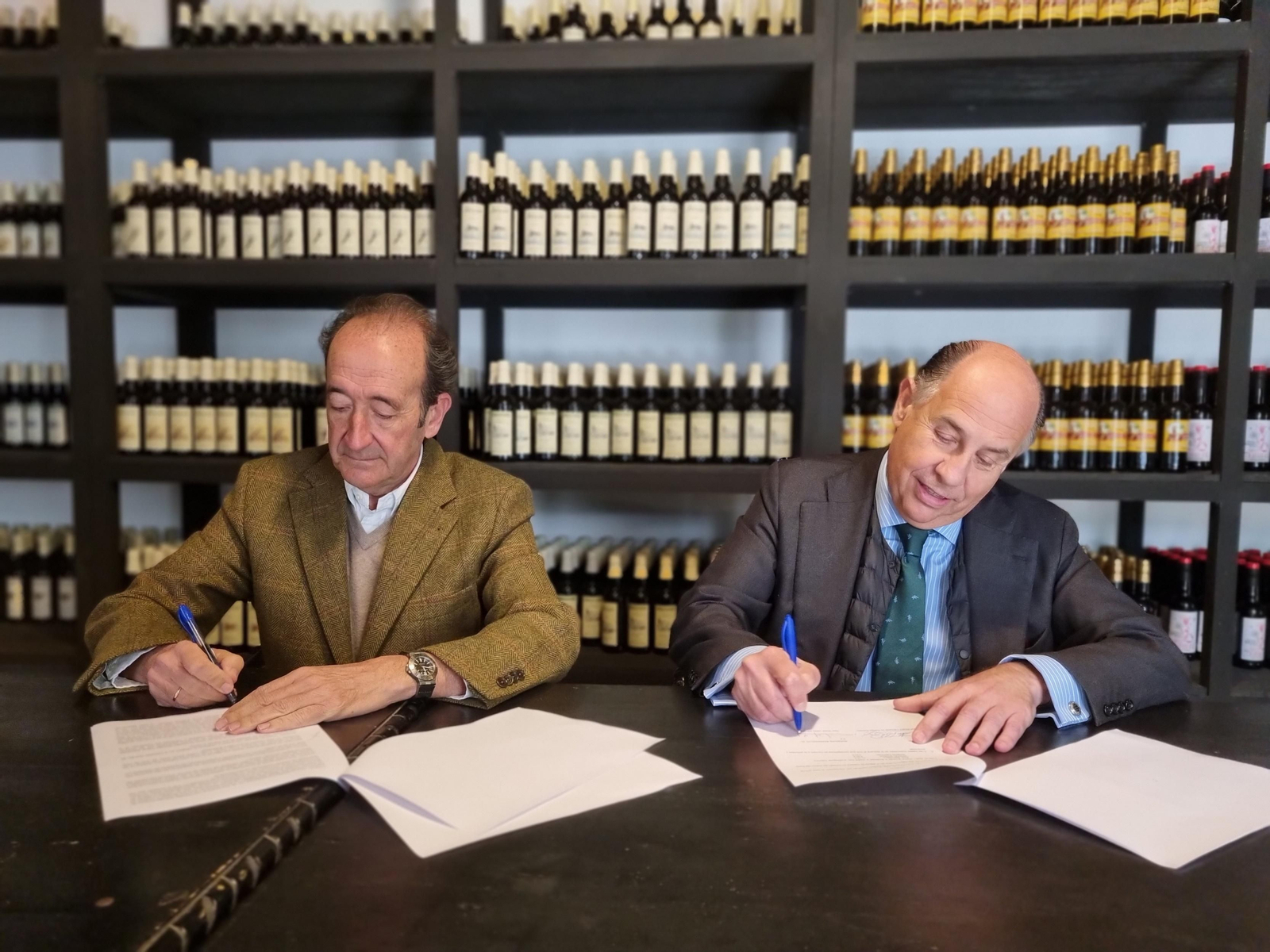 El presidente de la sociedad gestora del Castillo de Santiago y el director general de Bodegas Barbadillo, firmando el acuerdo.