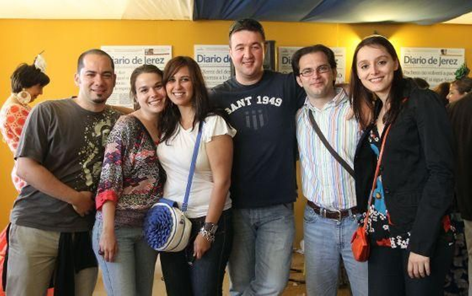 Ana Villegas, Jefa de Área de Diario de Jerez, la redactora Maria Valero y la fotógrafa Vanesa Lobo, con algunos amigos

Foto: Manu Garcia