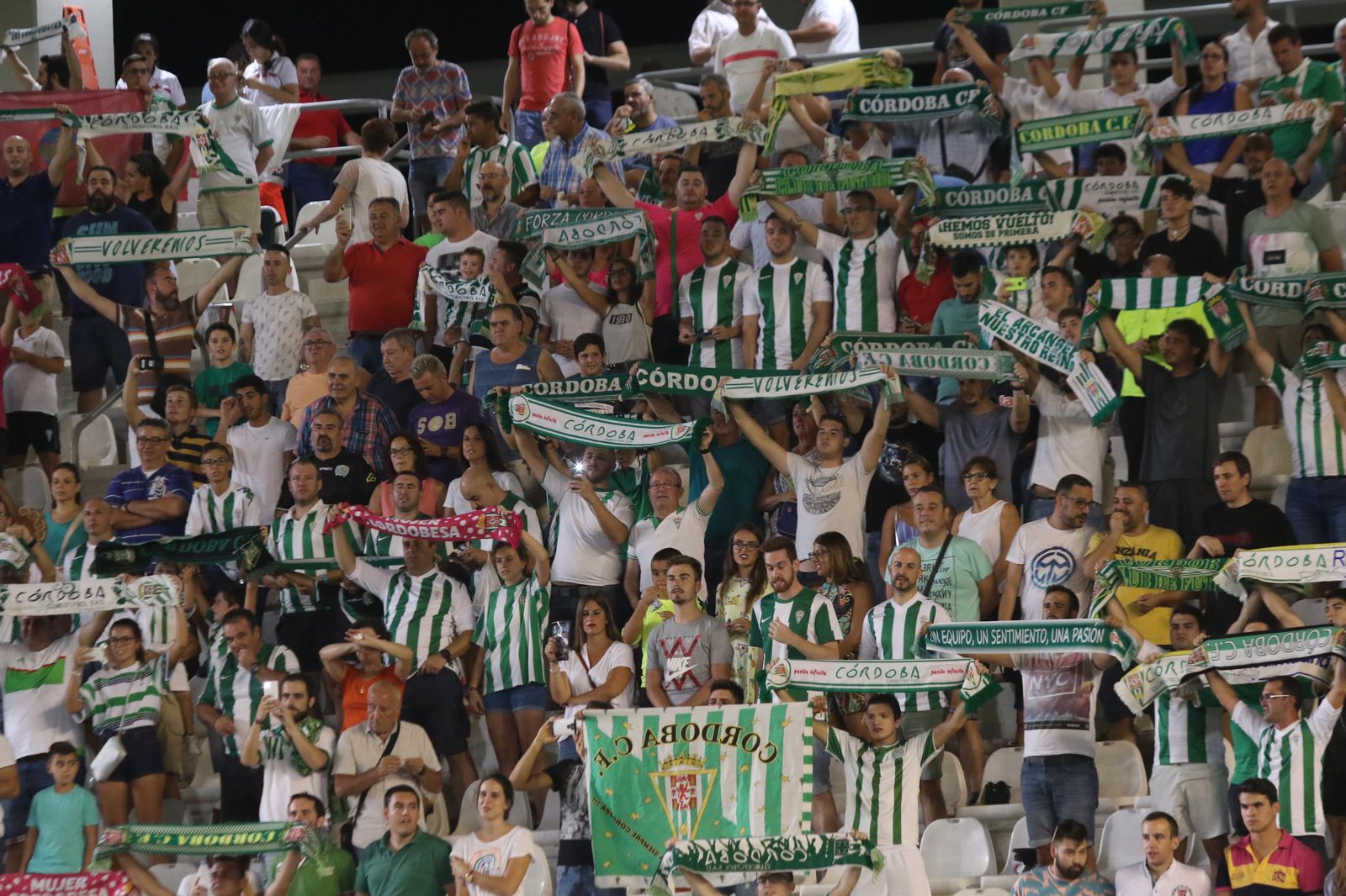 Aficionados blanquiverdes en la grada de Fondo Norte.