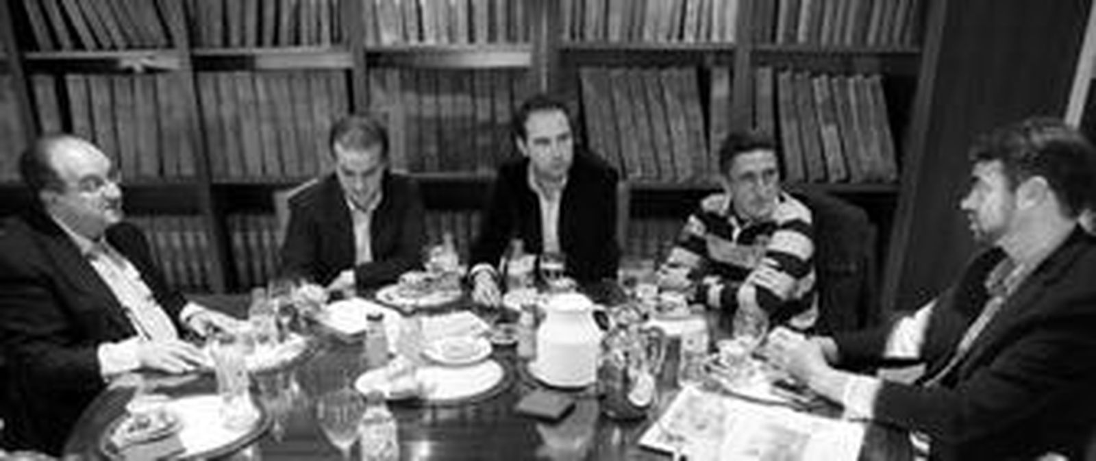 De izquierda a derecha, Miguel Morgado, Pablo Manuel Durio, Francisco Javier Pavón, Manuel Ruiz Gené y Juan Mera durante la tertulia celebrada en la hemeroteca del rotativo.