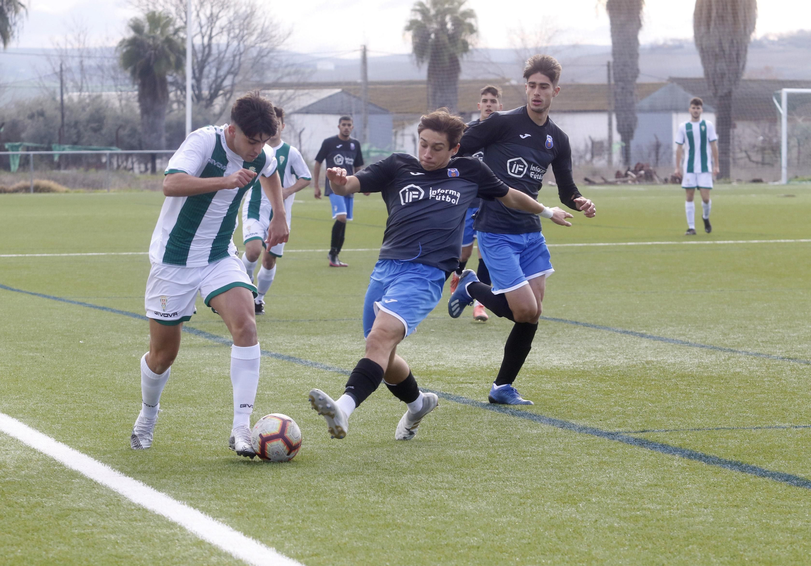 Juan Ignacio intenta marcharse de la presión de un rival nervionense.