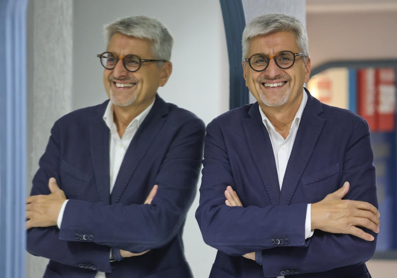 Josele Aguilar, secretario general del PSOE en Málaga, posa junto a su reflejo en espejo.