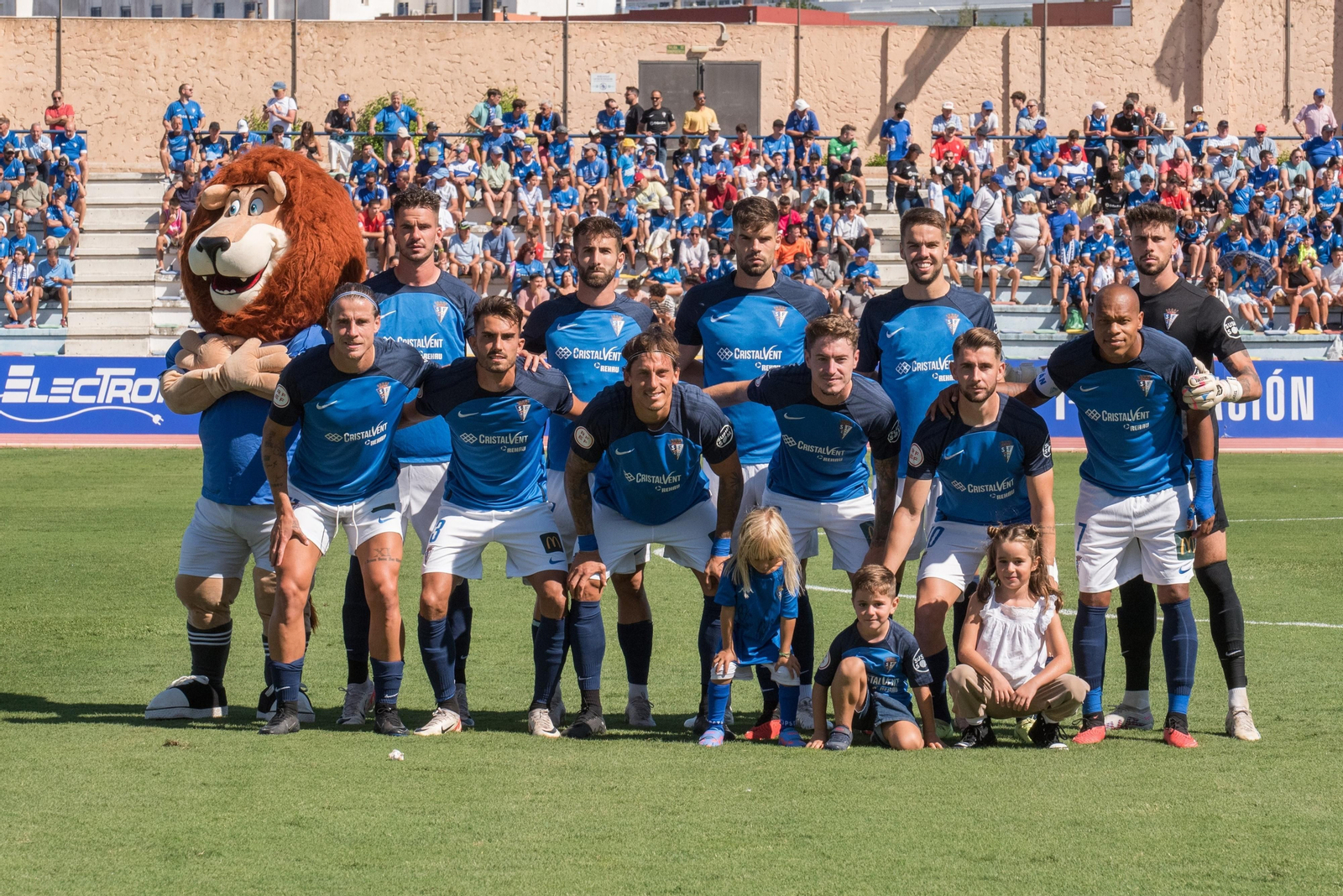 Formación inicial de los azulinos, con su mascota al frente.