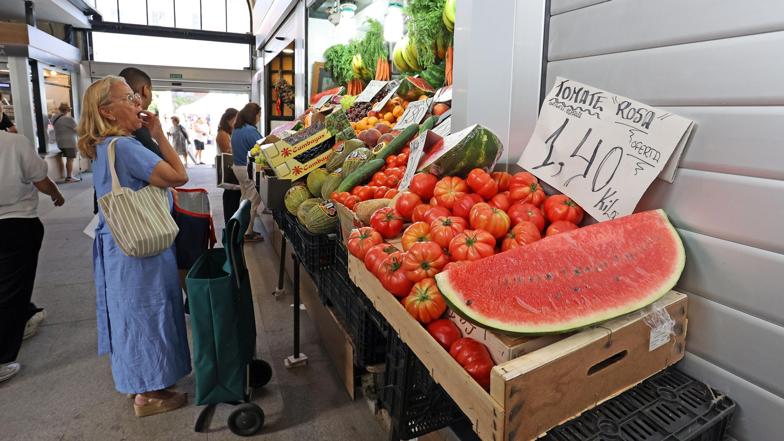 Frutas y verduras este viernes en un puesto de la plaza con la única pieza de sandía a la venta en primer plano.